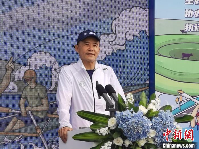 王石现身鄂尔多斯赛艇大