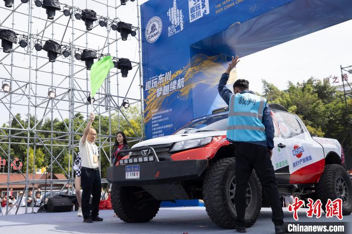 第十九届东川泥石流越野赛启幕 魔鬼赛道挑战车