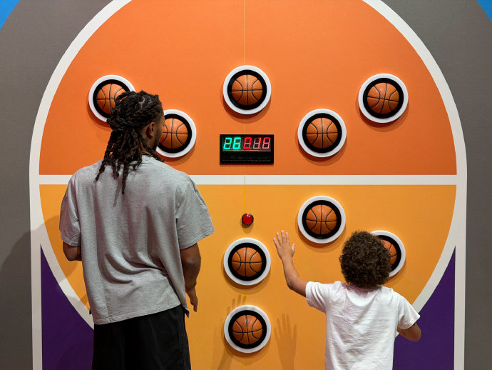 罗斯传奇之旅：球衣退役后仍与球迷深情互动