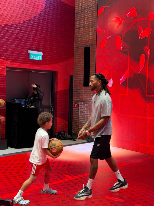 罗斯传奇之旅：球衣退役后仍与球迷深情互动