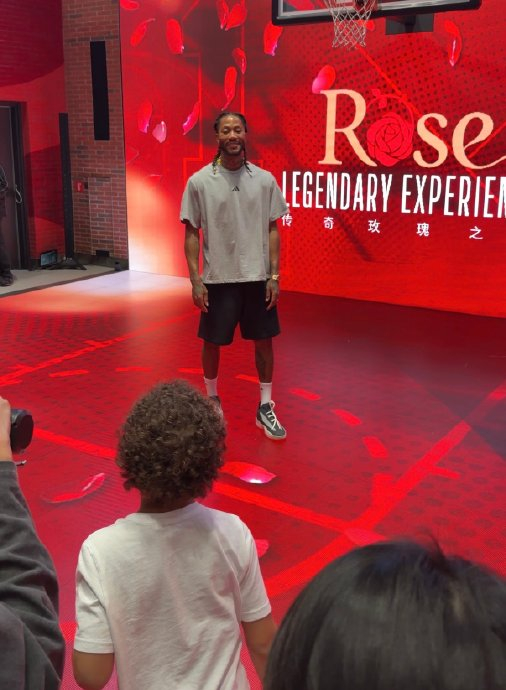 罗斯传奇之旅：球衣退役后仍与球迷深情互动