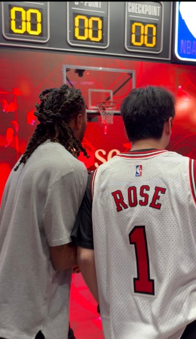 罗斯传奇之旅：球衣退役后仍与球迷深情互动