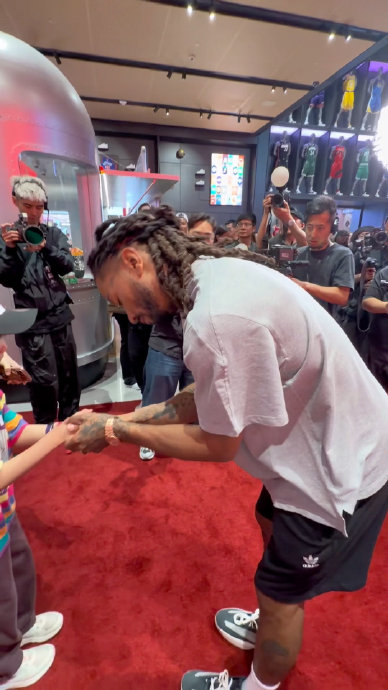 罗斯传奇之旅：球衣退役后仍与球迷深情互动