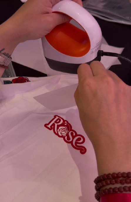 罗斯传奇之旅：球衣退役后仍与球迷深情互动