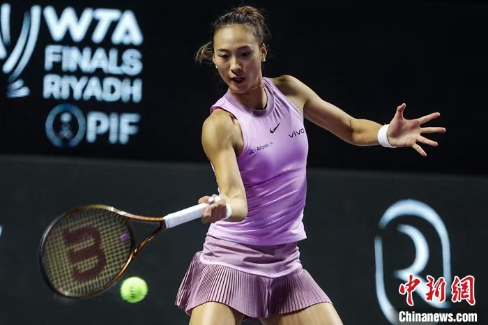 郑钦文在利雅得年终总决赛小组赛中首次击败莱