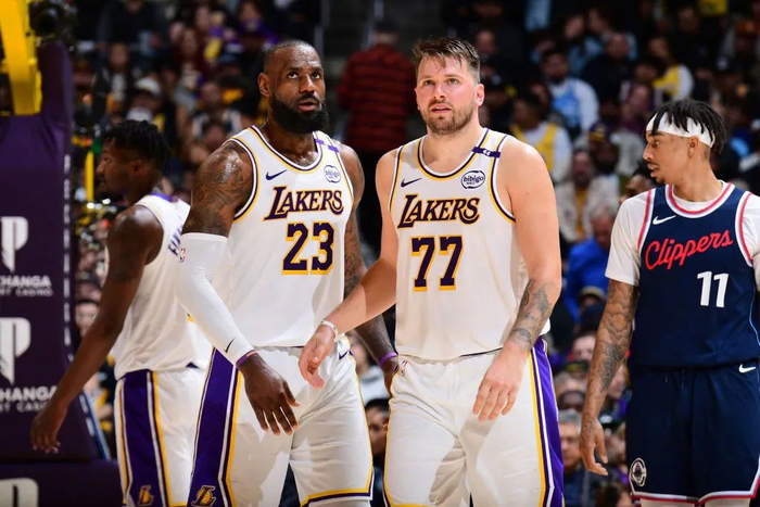 雷霆客场挑战湖人 能否复仇成焦点