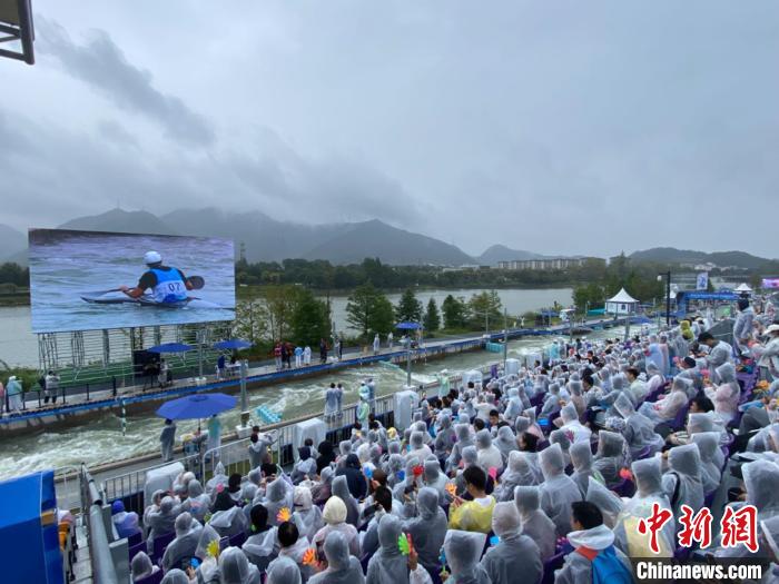 黄娟全鑫双冠加冕 中国皮划艇激流回旋亚运赛场